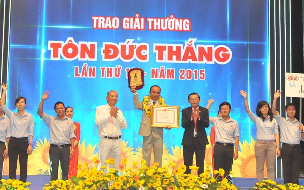 Sai Gon Giai Phong Newspaper editor in chief Nguyen Tan Phong awards the winners (Photo: SGGP)